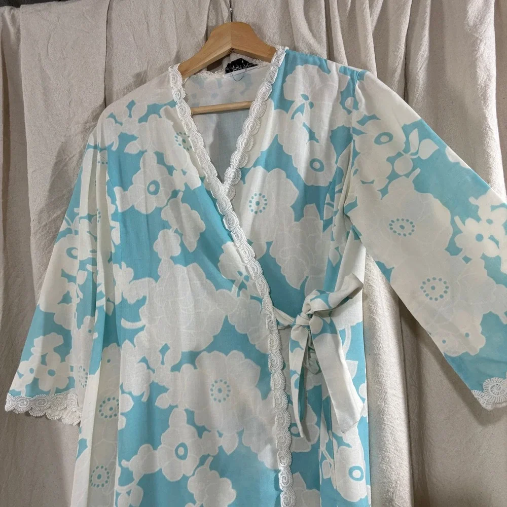 VTG 1960s Saks Fifth Avenue Robe Floral Blue White Lace Trim Maxi Wrap Pockets
